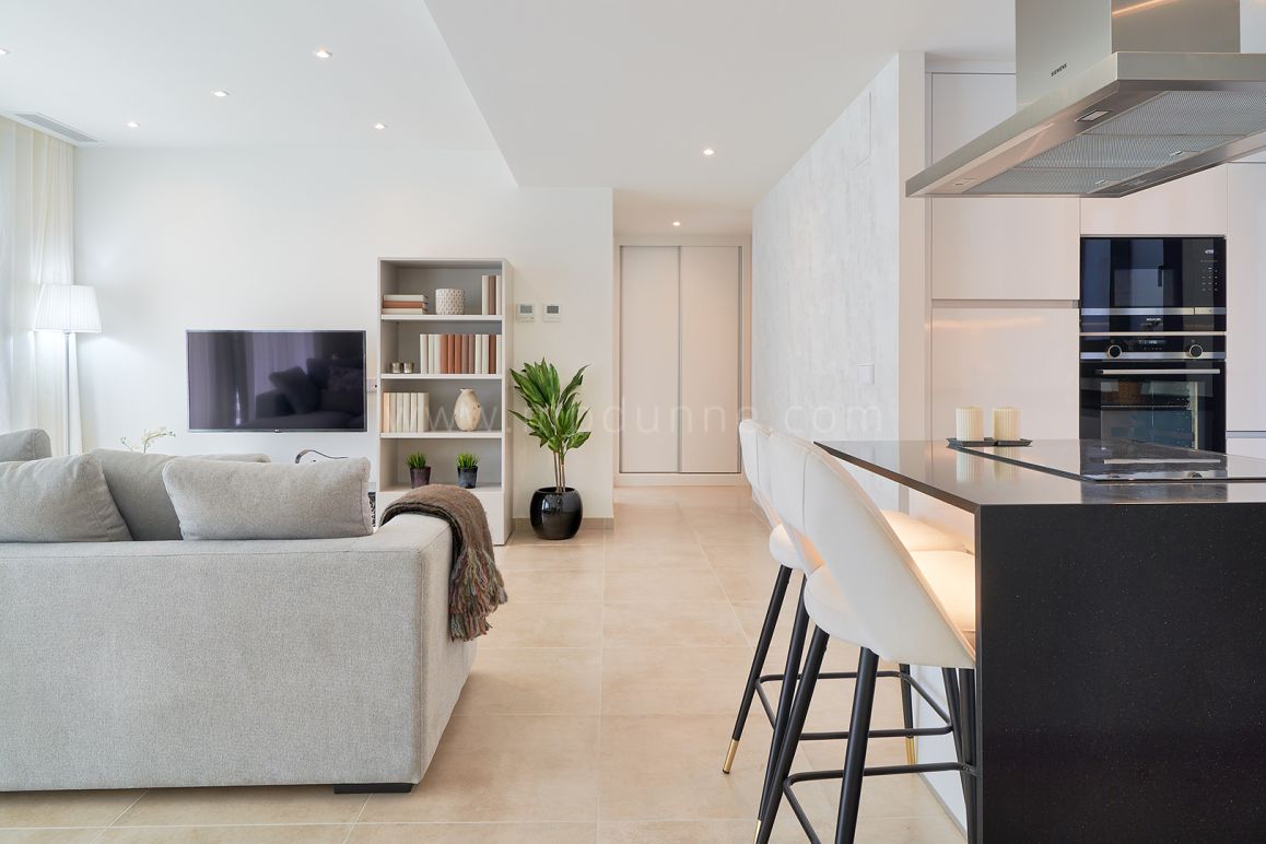 Schlüsselfertige Erdgeschosswohnung mit Privatem Garten in Atalaya, Marbella