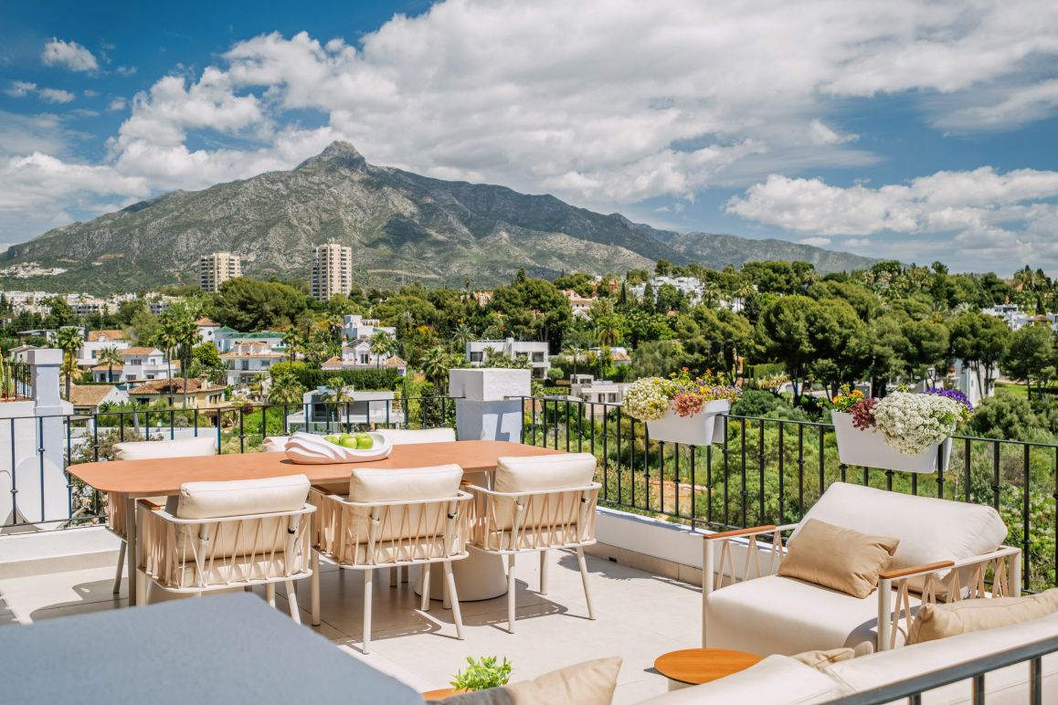 Penthouse Duplex avec Vue sur la Montagne à Nueva Andalucía