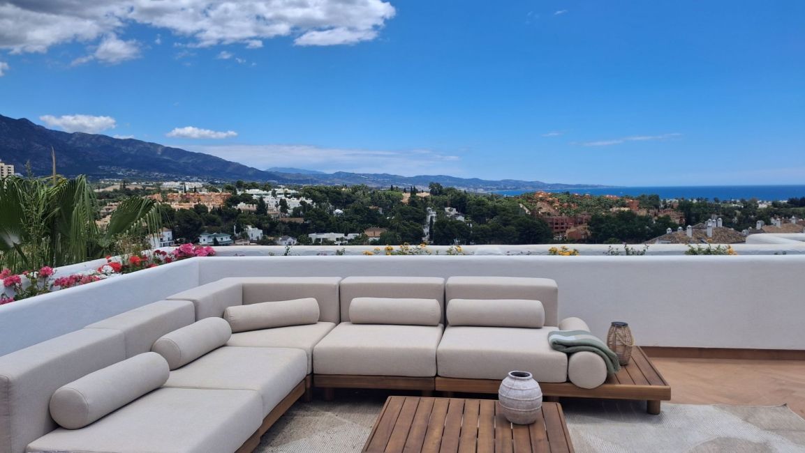 Terrace with panoramic views in Nueva Andalucía