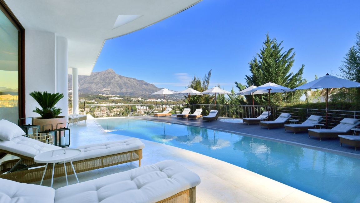 Typical swimming pool and mountain views of villa under €5M in Marbella