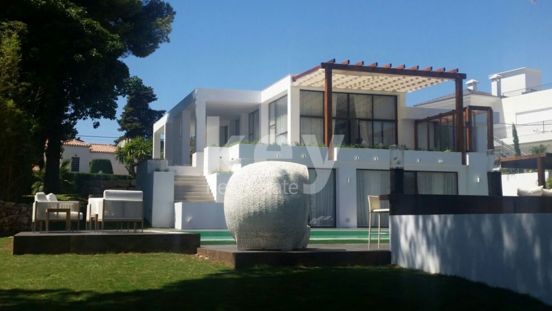 Villa en segunda línea de playa a poca distancia de Puerto Banús, la Milla de Oro