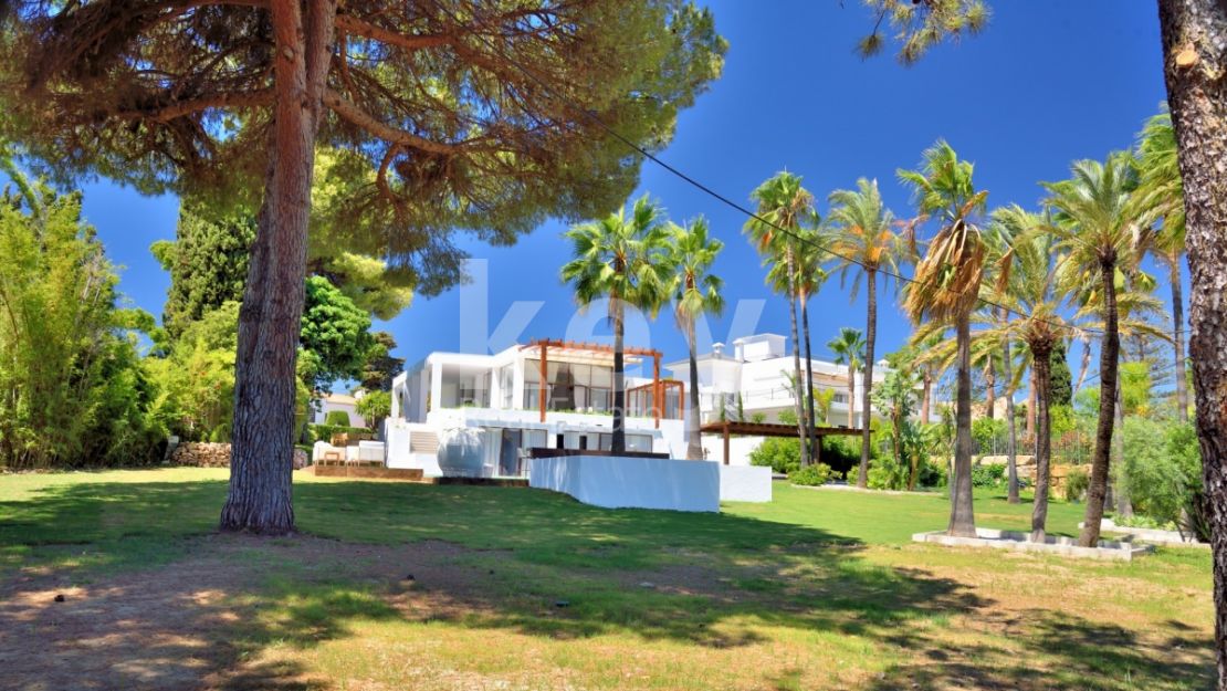 Modern villa foer sale with sea views in Golden Mile, Marbella