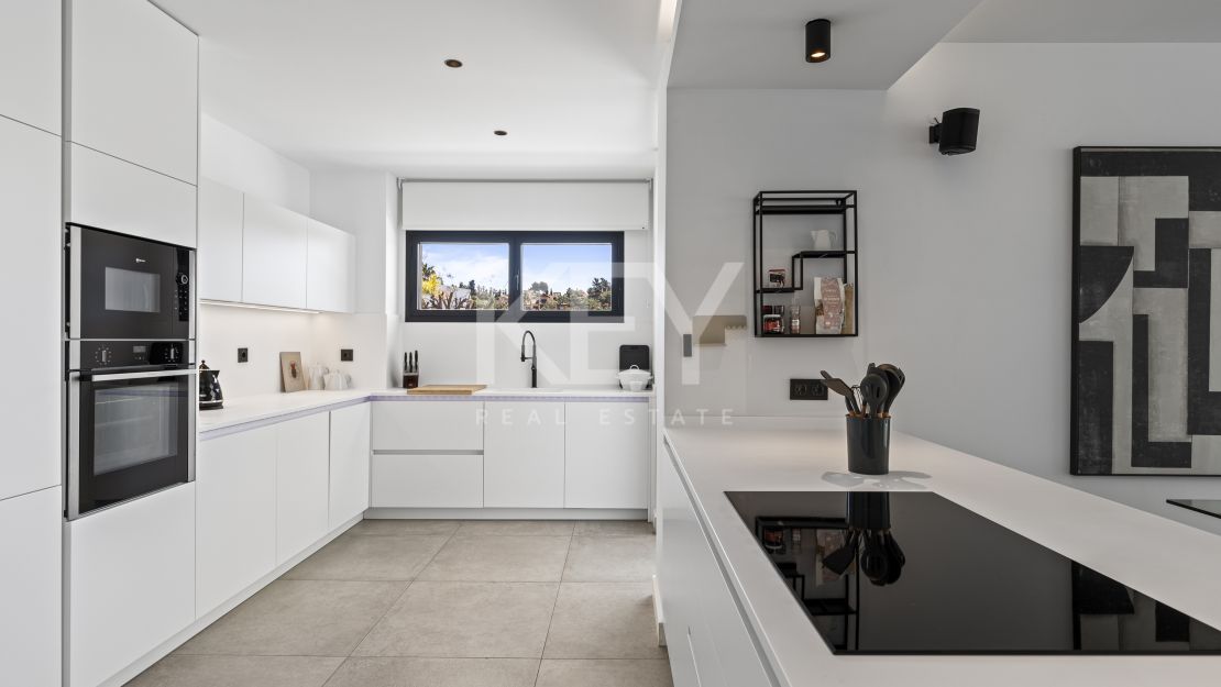 Villa moderna de nueva construcción con piscina infinita, jacuzzi en la azotea y vistas al golf en El Campanario