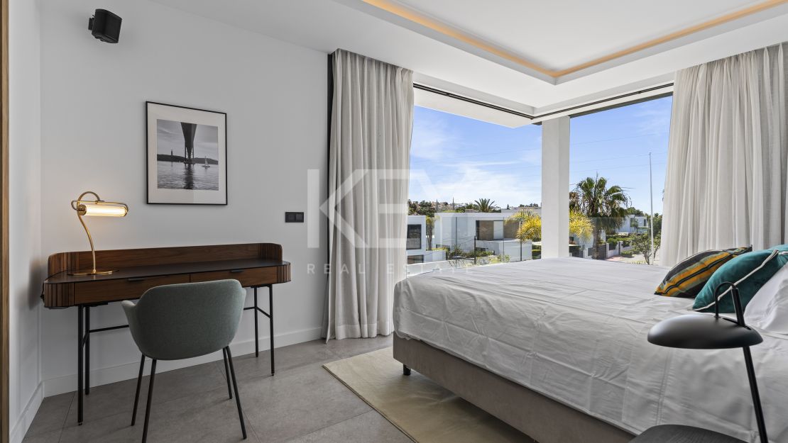 Villa moderna de nueva construcción con piscina infinita, jacuzzi en la azotea y vistas al golf en El Campanario