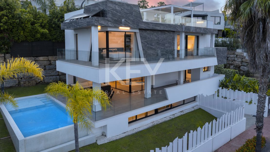 New build modern villa with infinity pool, rooftop jacuzzi and golf views in El Campanario