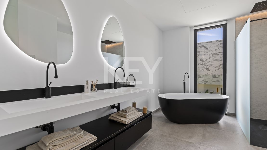 Villa moderna de nueva construcción con piscina infinita, jacuzzi en la azotea y vistas al golf en El Campanario