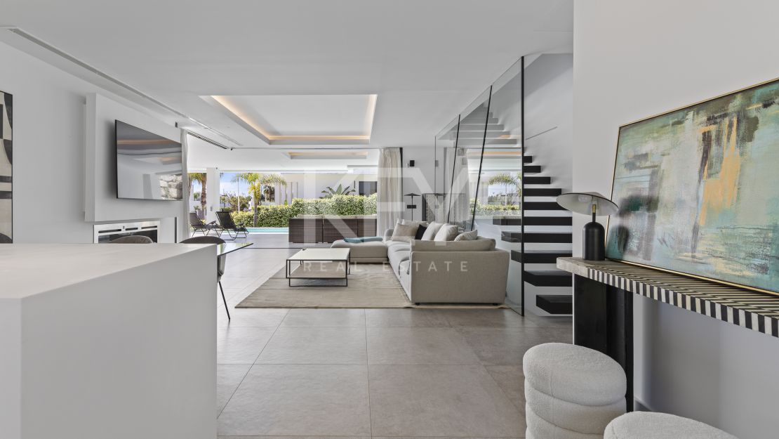 Villa moderna de nueva construcción con piscina infinita, jacuzzi en la azotea y vistas al golf en El Campanario