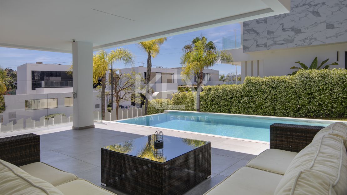 Villa moderna de nueva construcción con piscina infinita, jacuzzi en la azotea y vistas al golf en El Campanario