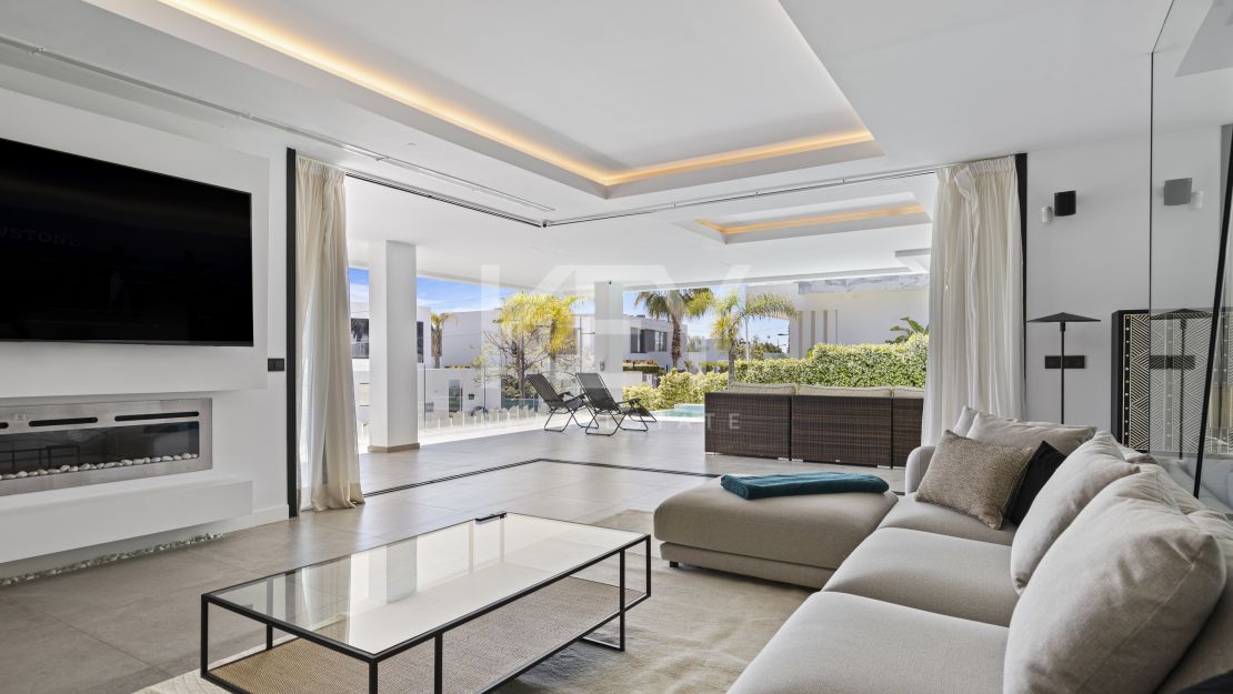 Villa moderna de nueva construcción con piscina infinita, jacuzzi en la azotea y vistas al golf en El Campanario