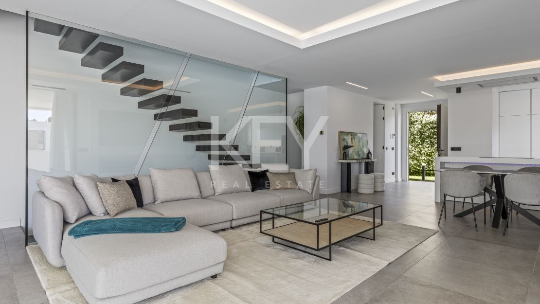 Villa moderna de nueva construcción con piscina infinita, jacuzzi en la azotea y vistas al golf en El Campanario