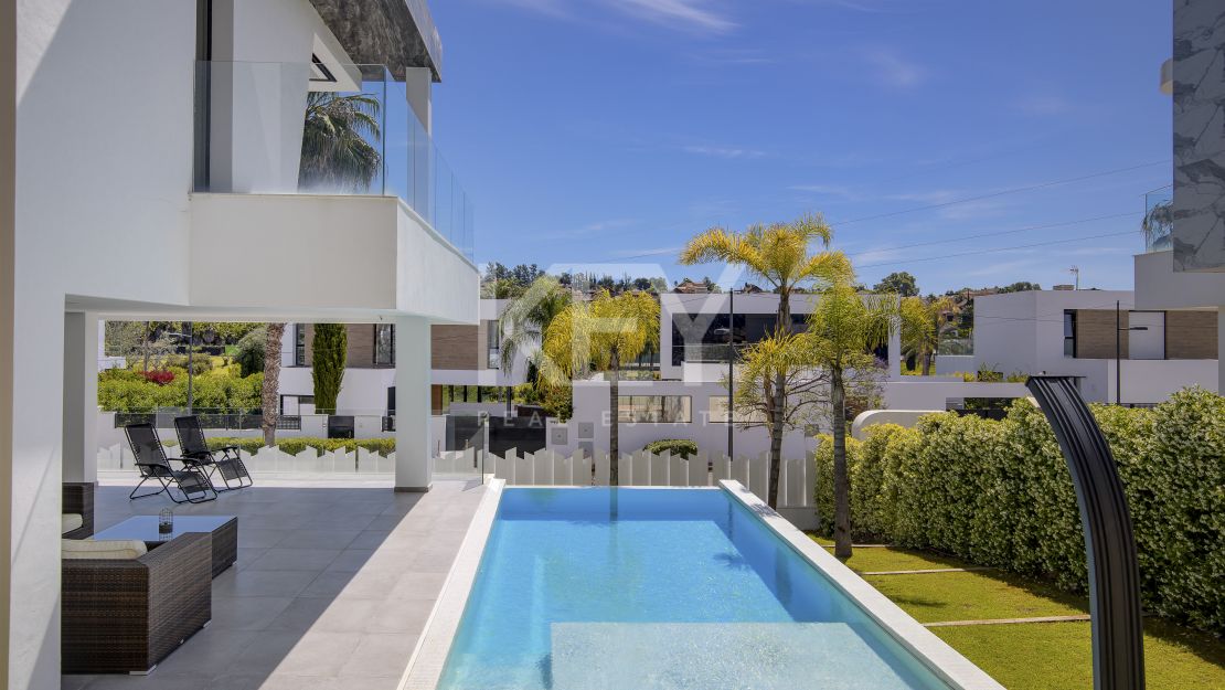 Villa moderna de nueva construcción con piscina infinita, jacuzzi en la azotea y vistas al golf en El Campanario