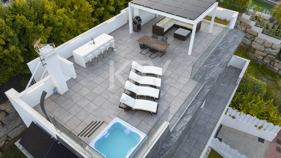 Villa moderna de nueva construcción con piscina infinita, jacuzzi en la azotea y vistas al golf en El Campanario