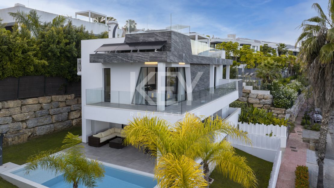 Villa moderna de nueva construcción con piscina infinita, jacuzzi en la azotea y vistas al golf en El Campanario