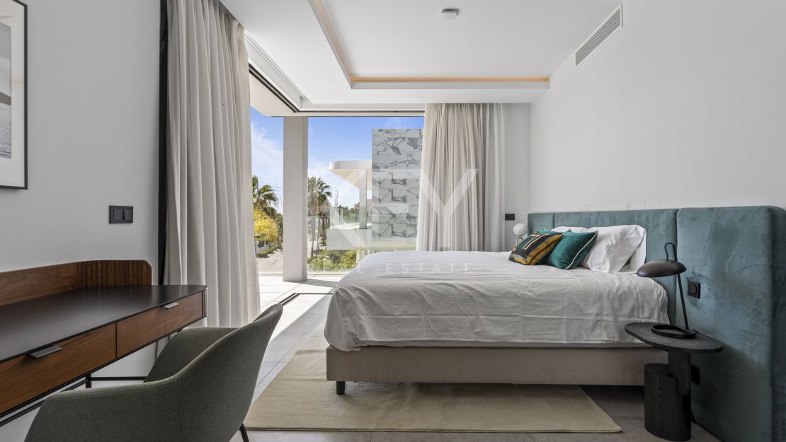 Villa moderna de nueva construcción con piscina infinita, jacuzzi en la azotea y vistas al golf en El Campanario