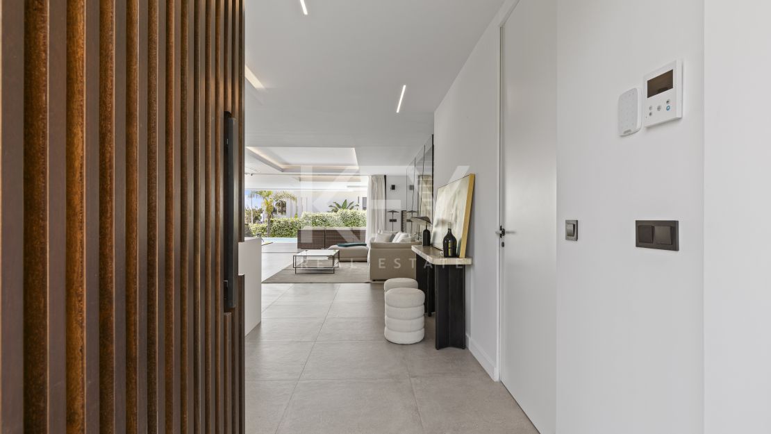 Villa moderna de nueva construcción con piscina infinita, jacuzzi en la azotea y vistas al golf en El Campanario