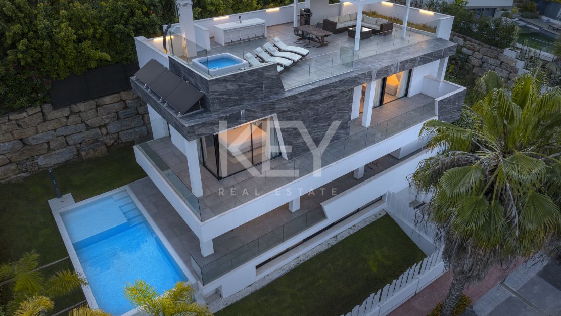 Villa moderna de nueva construcción con piscina infinita, jacuzzi en la azotea y vistas al golf en El Campanario