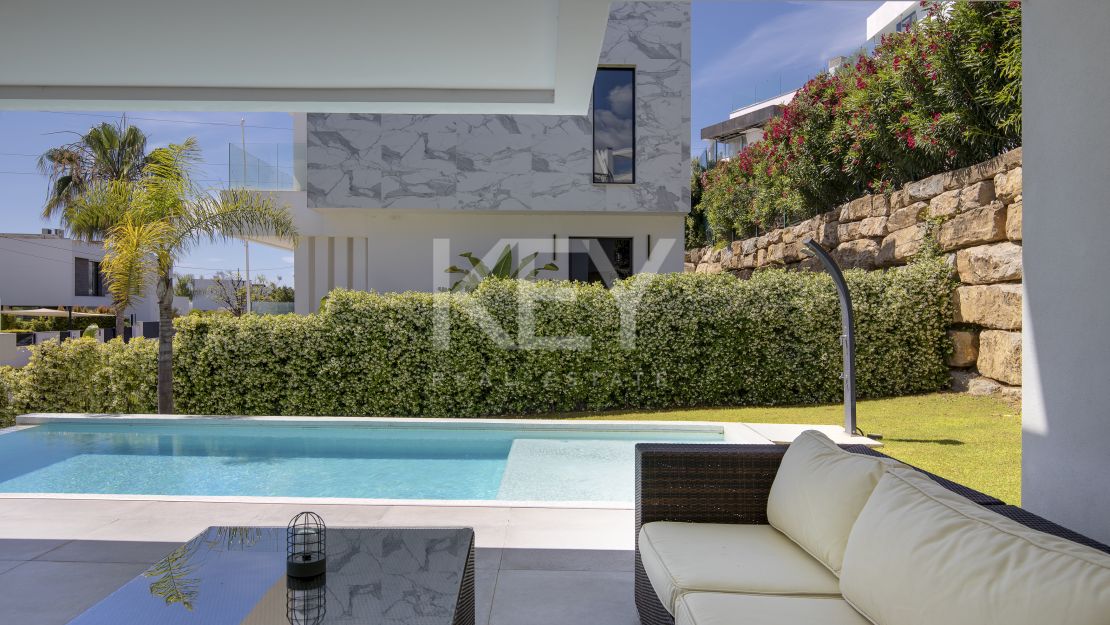 Villa moderna de nueva construcción con piscina infinita, jacuzzi en la azotea y vistas al golf en El Campanario