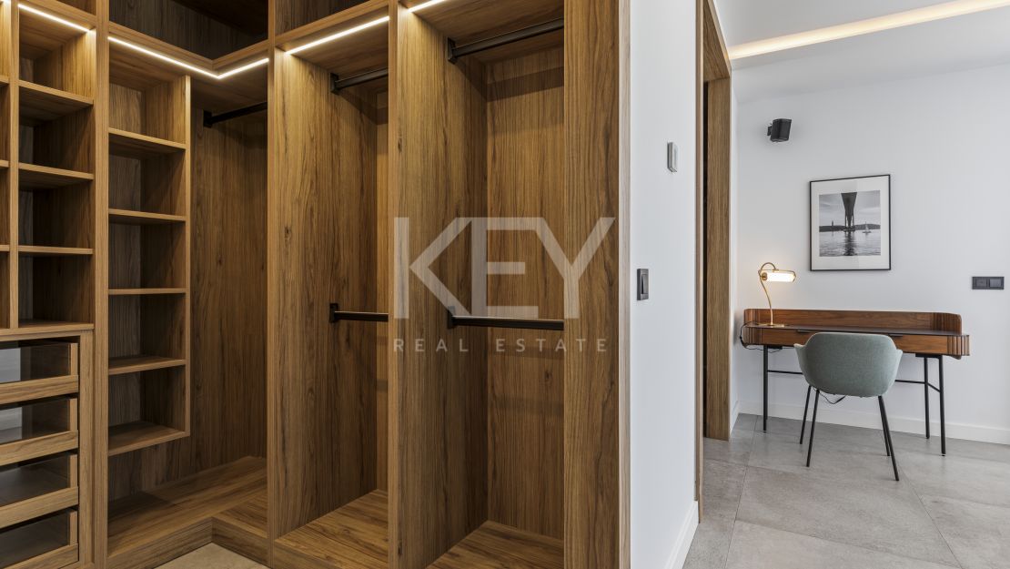 Villa moderna de nueva construcción con piscina infinita, jacuzzi en la azotea y vistas al golf en El Campanario