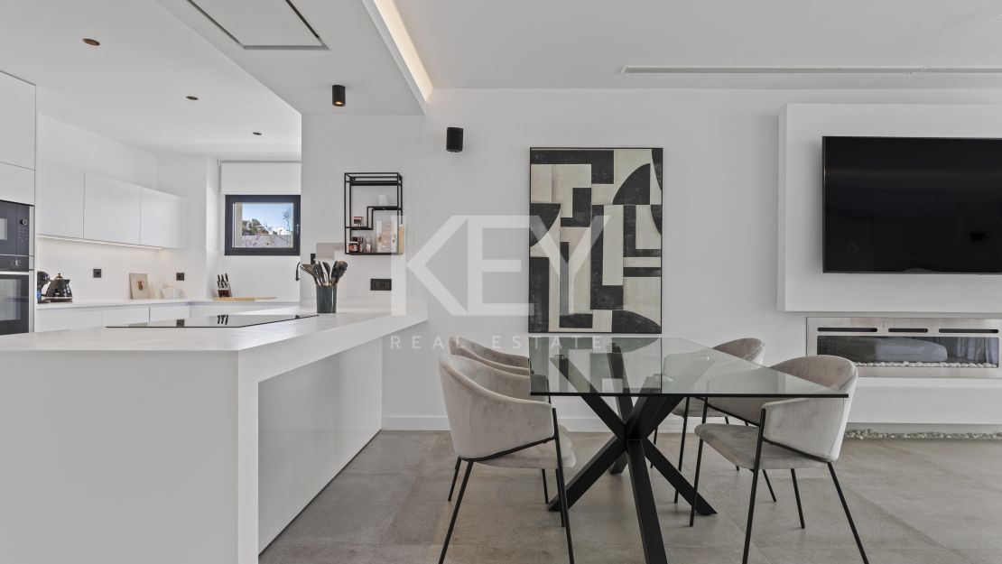 Villa moderna de nueva construcción con piscina infinita, jacuzzi en la azotea y vistas al golf en El Campanario