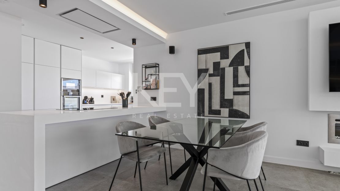 Villa moderna de nueva construcción con piscina infinita, jacuzzi en la azotea y vistas al golf en El Campanario