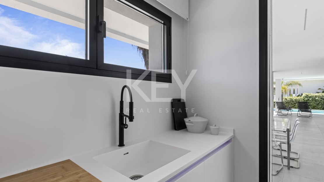 Villa moderna de nueva construcción con piscina infinita, jacuzzi en la azotea y vistas al golf en El Campanario