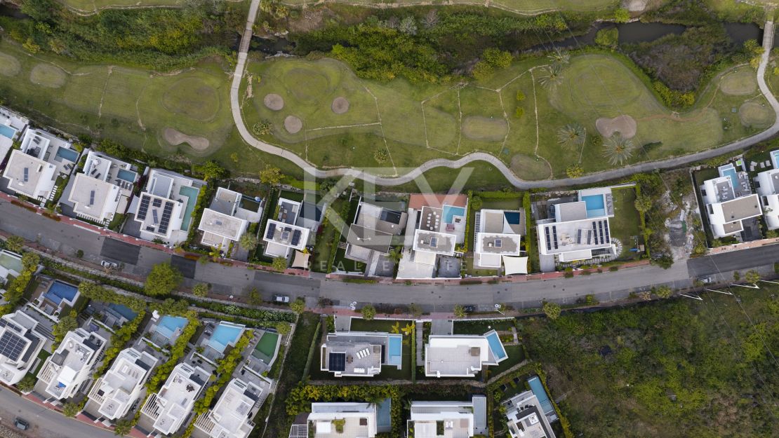 Villa moderna de nueva construcción con piscina infinita, jacuzzi en la azotea y vistas al golf en El Campanario