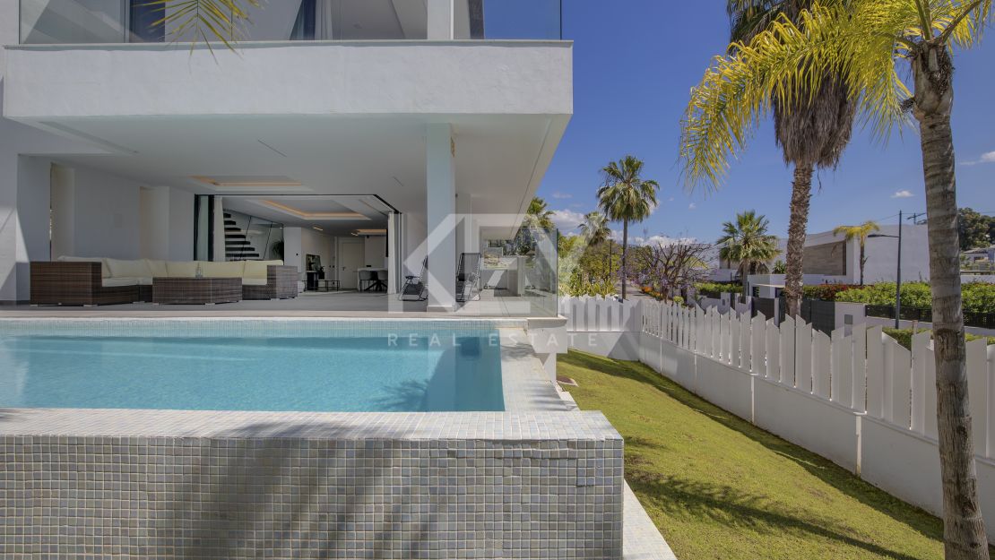 Villa moderna de nueva construcción con piscina infinita, jacuzzi en la azotea y vistas al golf en El Campanario