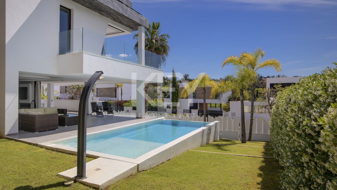 Villa moderna de nueva construcción con piscina infinita, jacuzzi en la azotea y vistas al golf en El Campanario