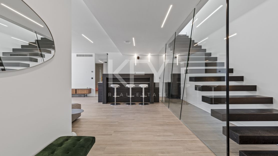 Villa moderna de nueva construcción con piscina infinita, jacuzzi en la azotea y vistas al golf en El Campanario