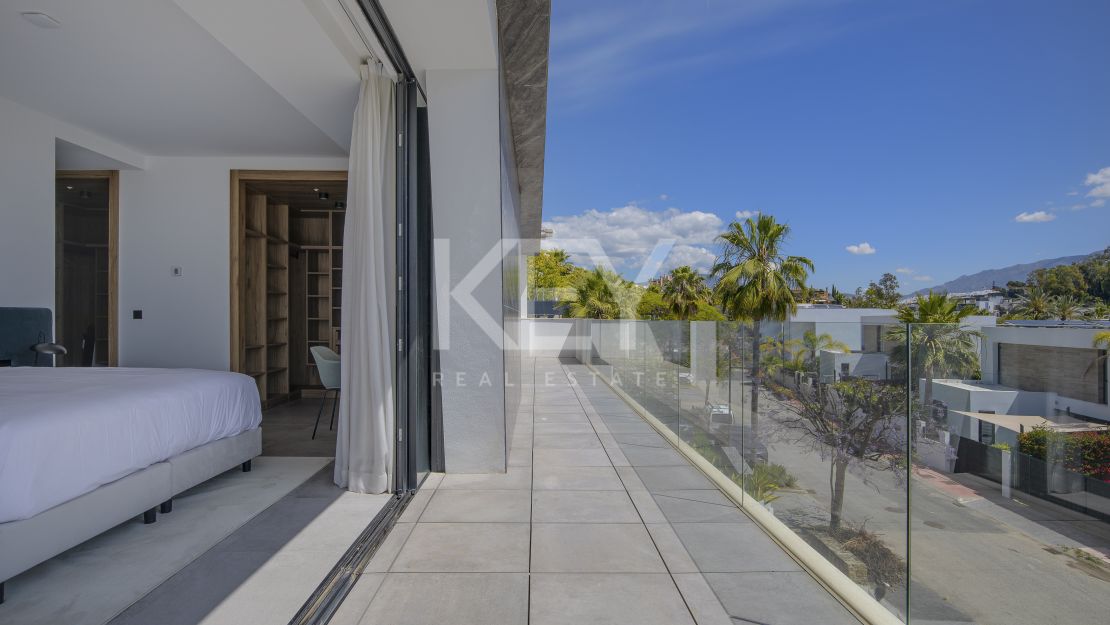 Villa moderna de nueva construcción con piscina infinita, jacuzzi en la azotea y vistas al golf en El Campanario