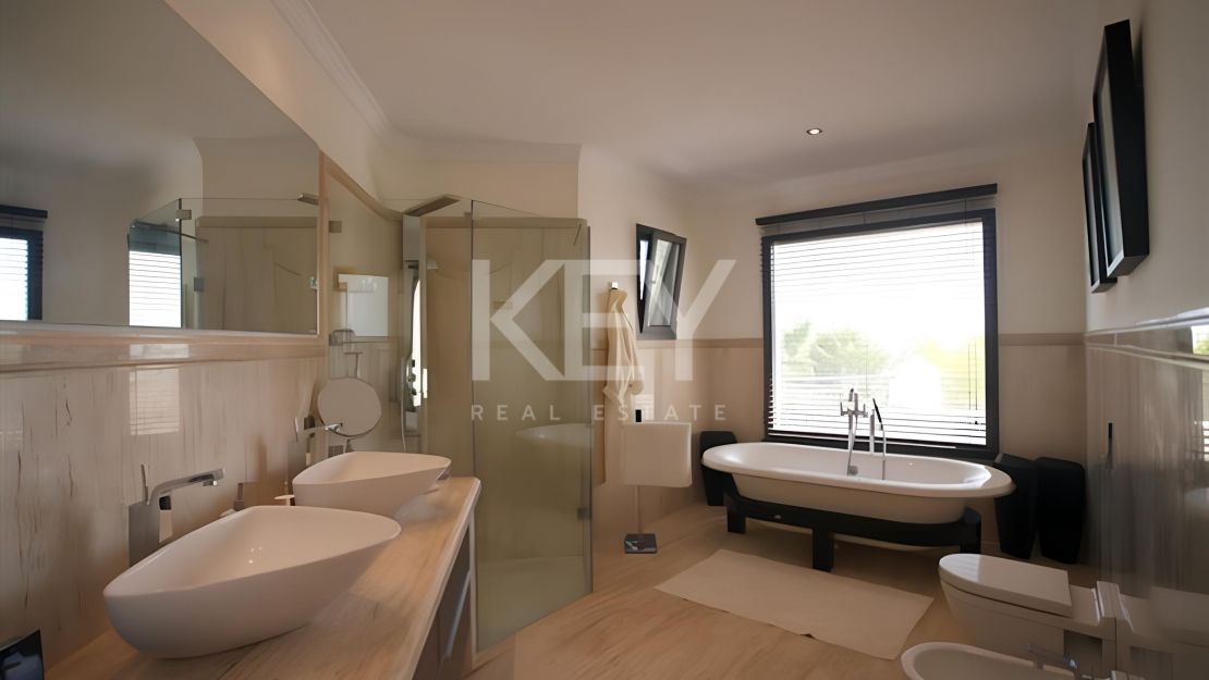 Villa con impresionantes vistas al mar y al golf en Benahavis