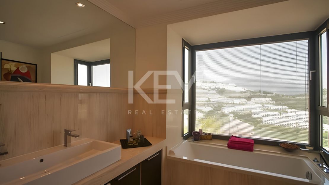 Villa con impresionantes vistas al mar y al golf en Benahavis