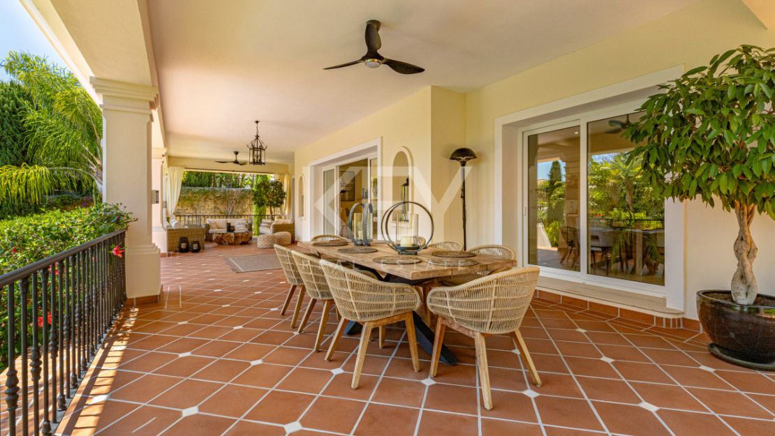 Элегантная вилла в андалузском стиле с панорамным видом на море в Лос Фламингос, Бенахавис