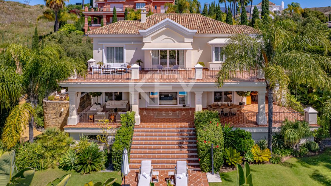 Элегантная вилла в андалузском стиле с панорамным видом на море в Лос Фламингос, Бенахавис