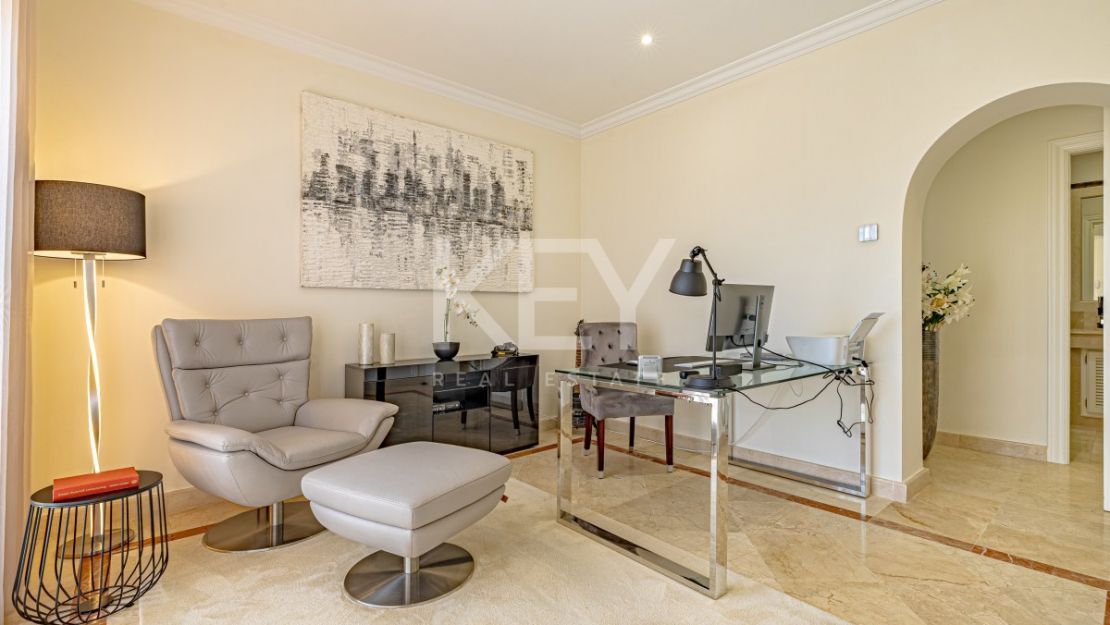 Элегантная вилла в андалузском стиле с панорамным видом на море в Лос Фламингос, Бенахавис