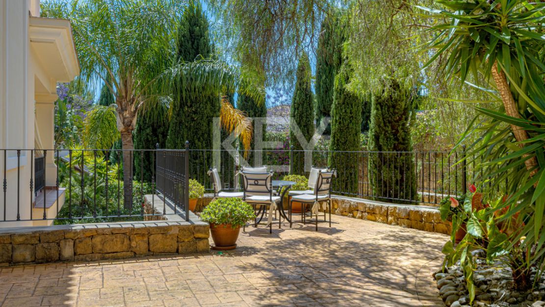 Элегантная вилла в андалузском стиле с панорамным видом на море в Лос Фламингос, Бенахавис