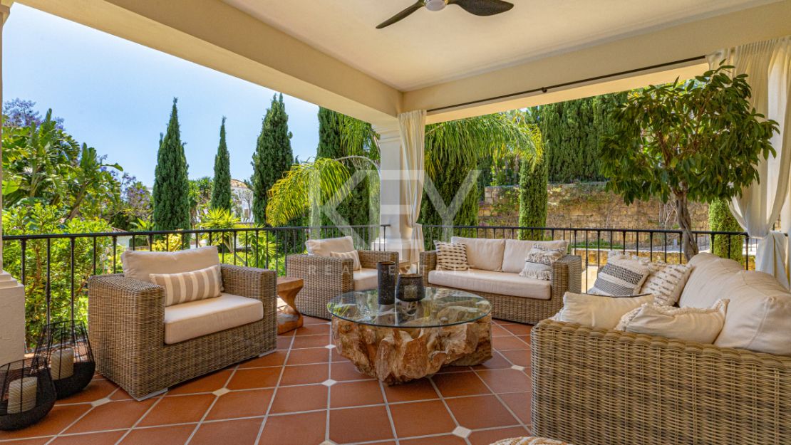 Элегантная вилла в андалузском стиле с панорамным видом на море в Лос Фламингос, Бенахавис