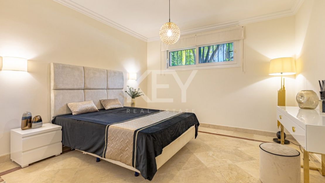 Элегантная вилла в андалузском стиле с панорамным видом на море в Лос Фламингос, Бенахавис