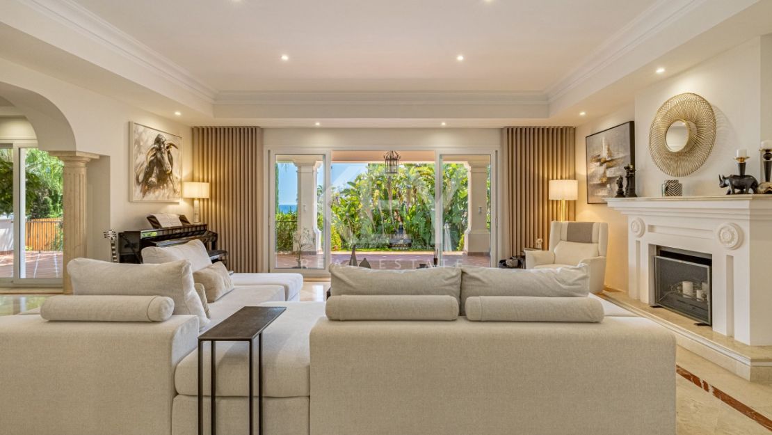 Элегантная вилла в андалузском стиле с панорамным видом на море в Лос Фламингос, Бенахавис