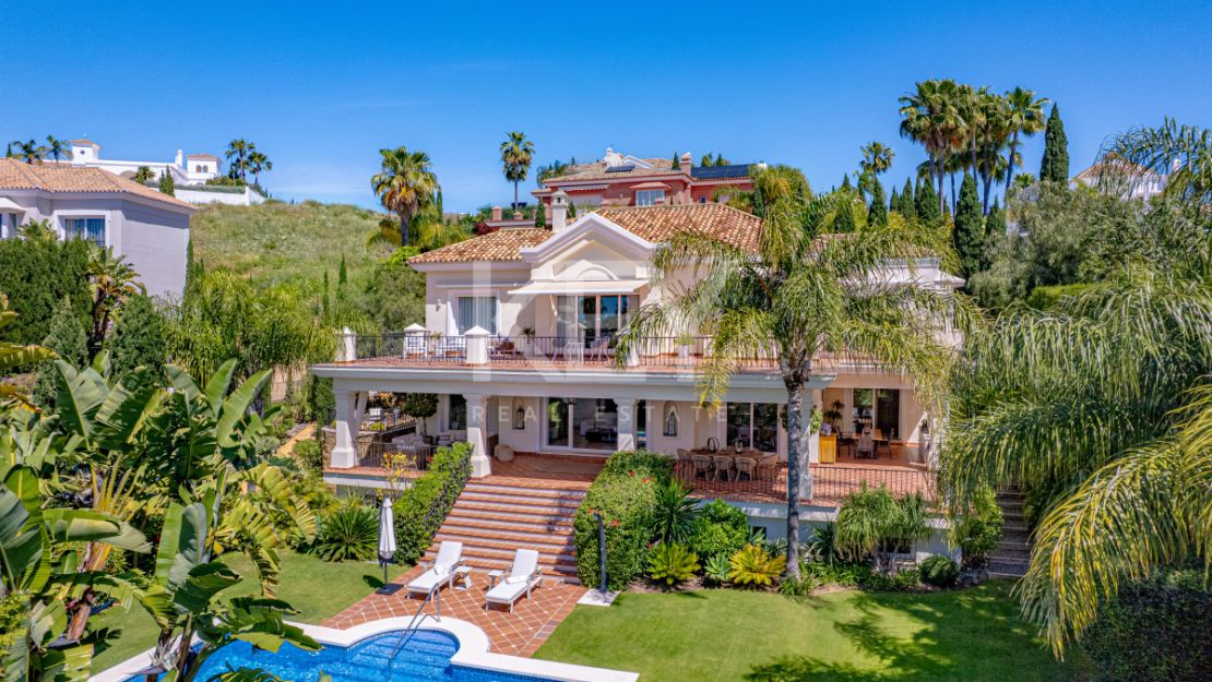 Элегантная вилла в андалузском стиле с панорамным видом на море в Лос Фламингос, Бенахавис