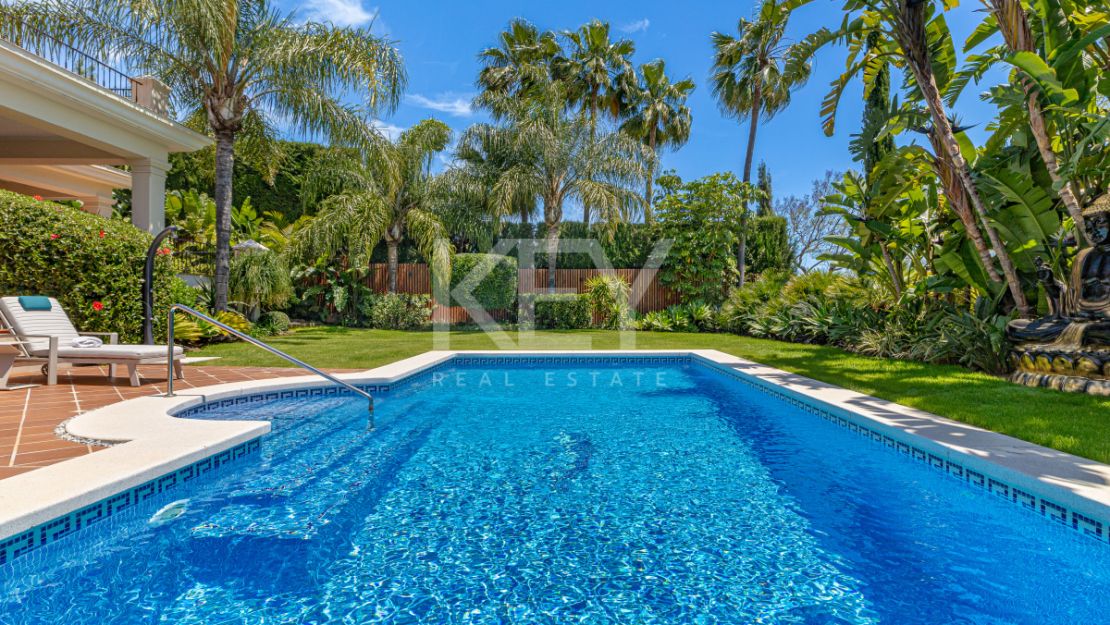 Элегантная вилла в андалузском стиле с панорамным видом на море в Лос Фламингос, Бенахавис