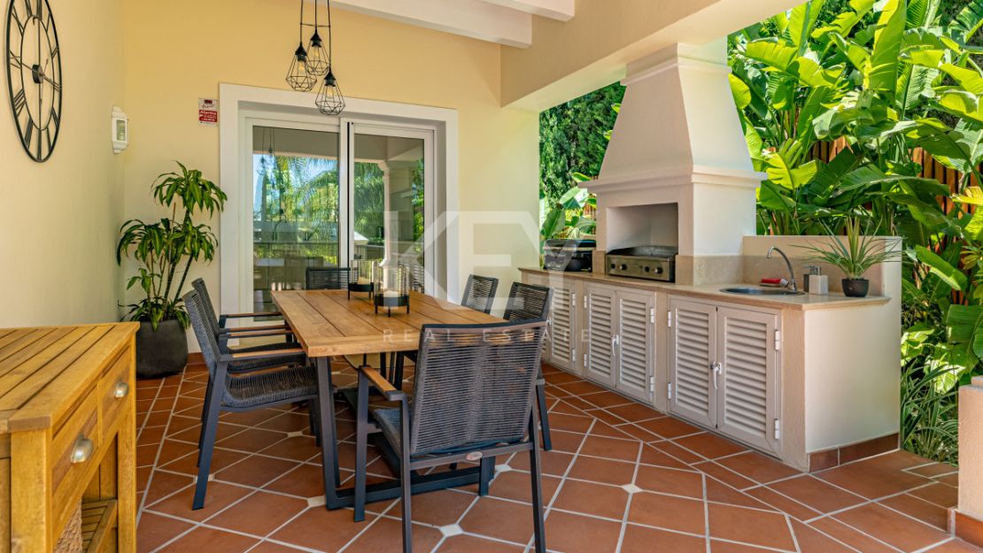 Элегантная вилла в андалузском стиле с панорамным видом на море в Лос Фламингос, Бенахавис