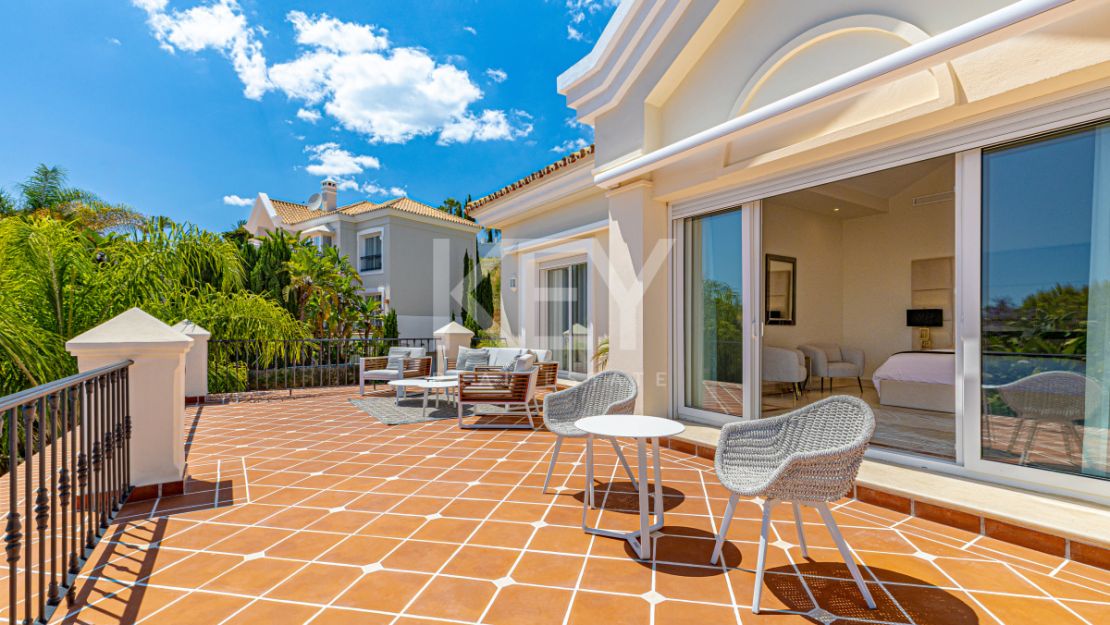 Элегантная вилла в андалузском стиле с панорамным видом на море в Лос Фламингос, Бенахавис