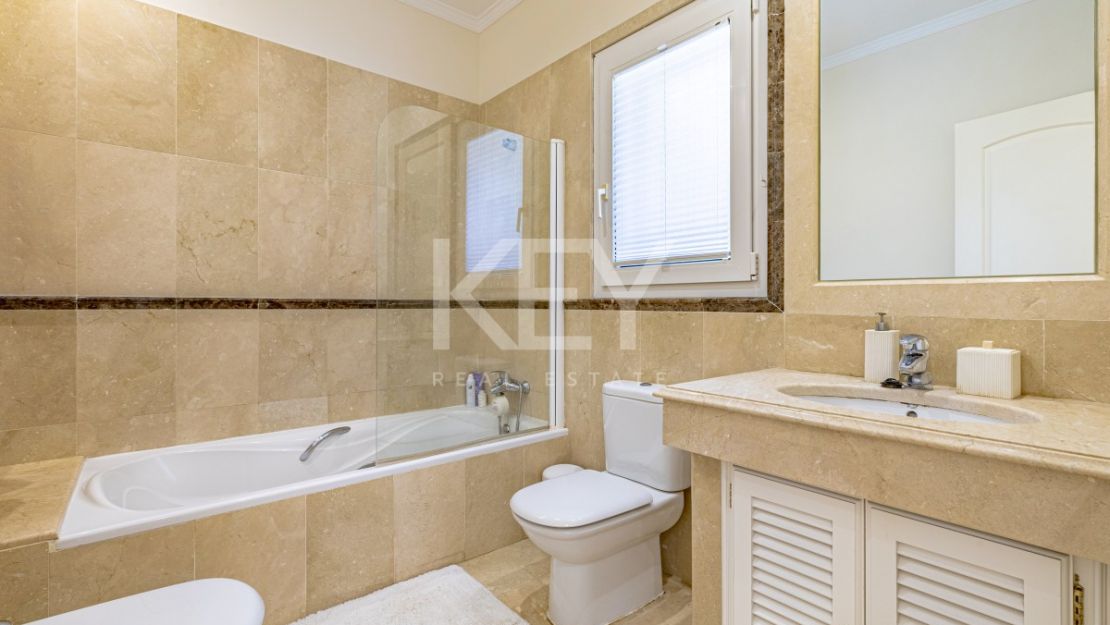 Элегантная вилла в андалузском стиле с панорамным видом на море в Лос Фламингос, Бенахавис