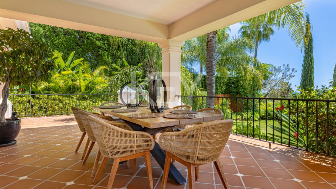 Элегантная вилла в андалузском стиле с панорамным видом на море в Лос Фламингос, Бенахавис