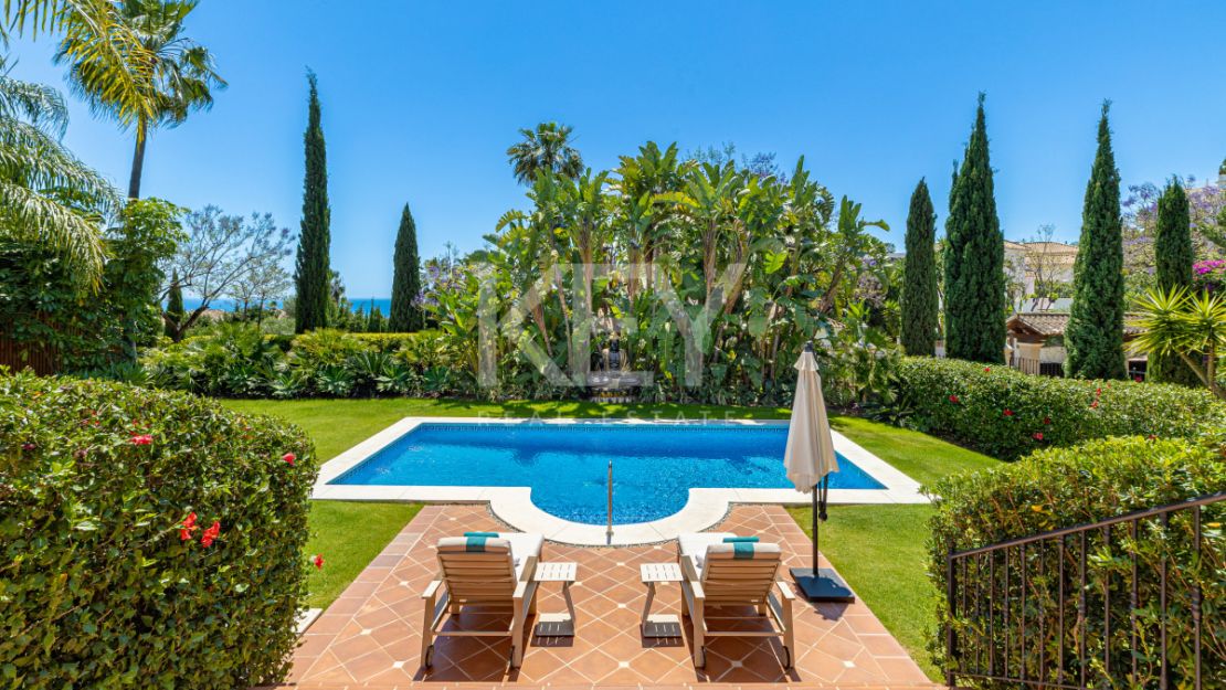 Элегантная вилла в андалузском стиле с панорамным видом на море в Лос Фламингос, Бенахавис