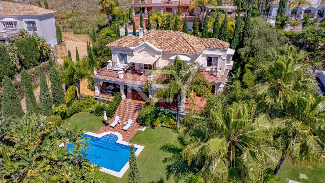 Элегантная вилла в андалузском стиле с панорамным видом на море в Лос Фламингос, Бенахавис