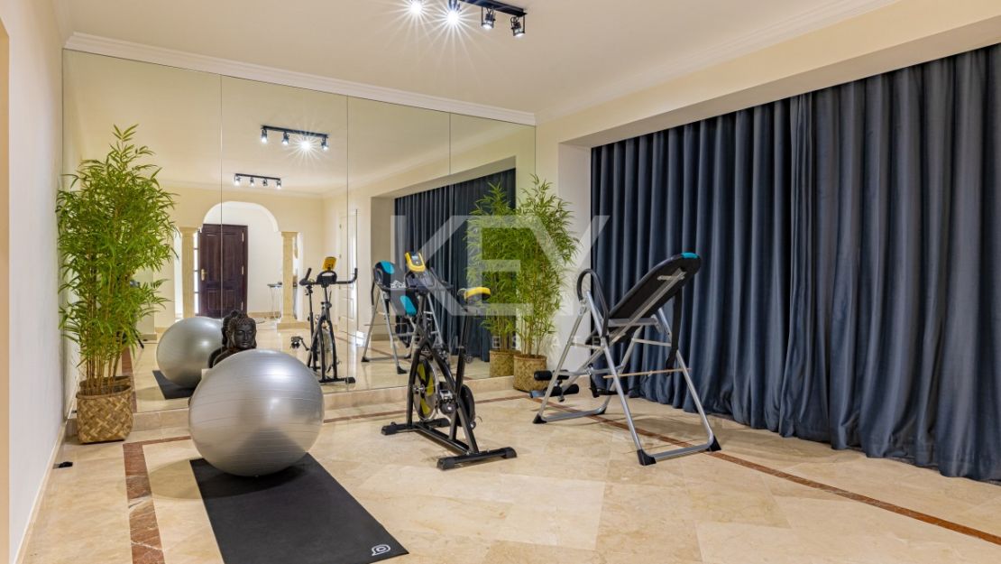 Элегантная вилла в андалузском стиле с панорамным видом на море в Лос Фламингос, Бенахавис