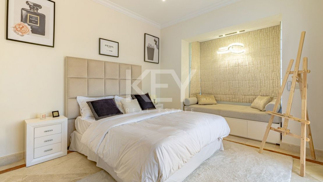 Элегантная вилла в андалузском стиле с панорамным видом на море в Лос Фламингос, Бенахавис