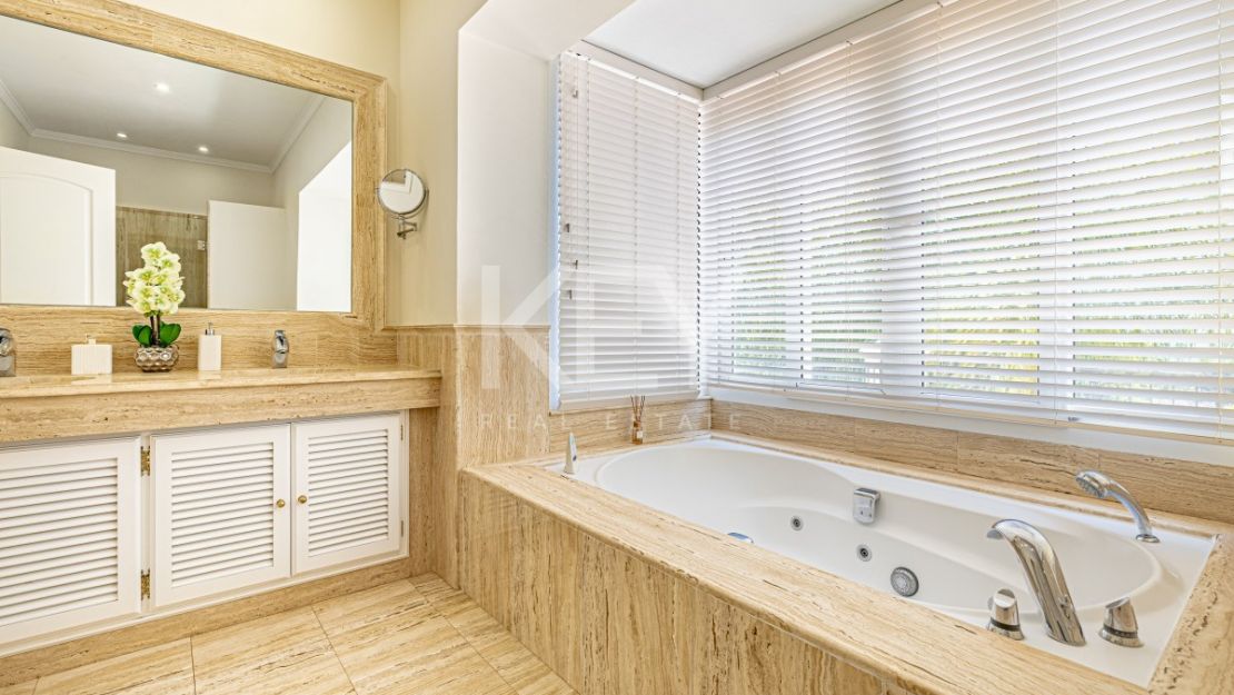 Элегантная вилла в андалузском стиле с панорамным видом на море в Лос Фламингос, Бенахавис